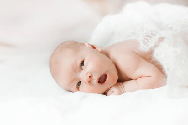 Удивленный новорожденный, лежащий на кровати . — стоковое фото