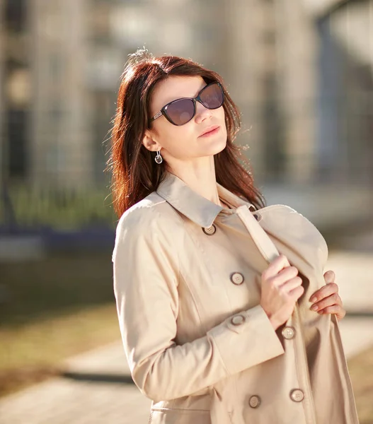 Mujer joven y exitosa de pie en la calle en el día de otoño —  Fotos de Stock
