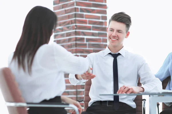 Saludo de bienvenida de un gerente y el cliente en la oficina . —  Fotos de Stock