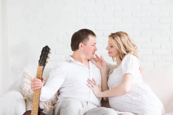 Junges Ehepaar verbringt seine Freizeit zusammen — Stockfoto