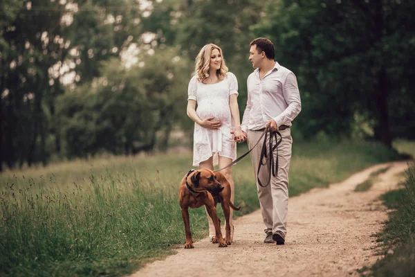 Junge Eheleute reden über die Zeit, um in den Park zu gehen — Stockfoto