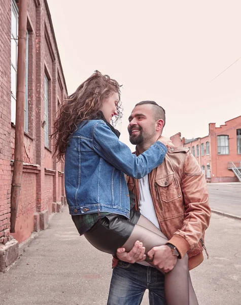 Jovem casal romântico de pé na rua da cidade — Fotografia de Stock