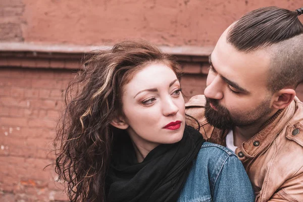 Pareja romántica enamorada en la ciudad. — Foto de Stock