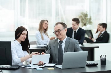 Onun işyerinde yatırım, bütçe ve gelir grafikleri analiz işadamı