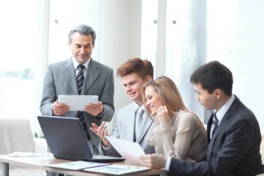 finansal verileri analiz up.businessman ve iş takım kapatın. kopya alanı ile fotoğraf