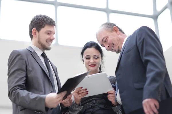 Close up. friendly colleagues talking in the office. — Stock Photo, Image