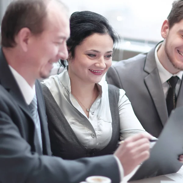 Atrás view.group de gente de negocios utilizando el ordenador portátil en la oficina — Foto de Stock