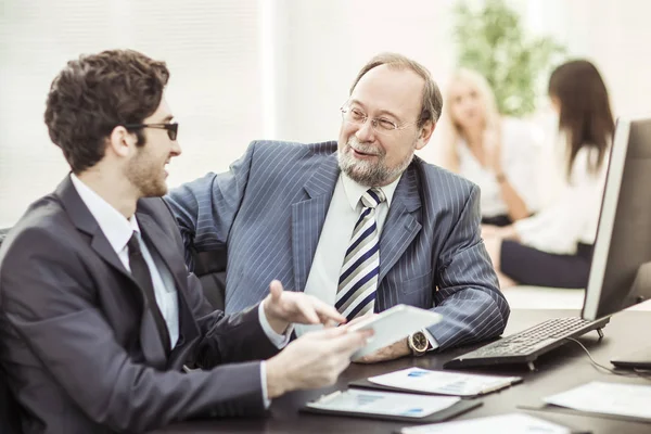 Medlemmar i ett affärsteam som diskuterar arbetsdokument på arbetsplatsen på kontoret — Stockfoto