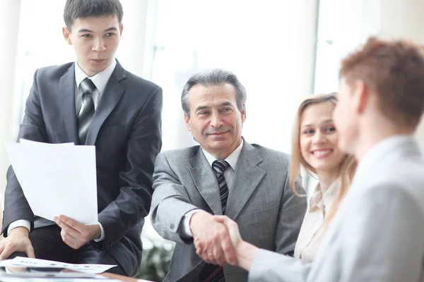 Sluit up.image van business partners handshaking in het kantoor — Stockfoto