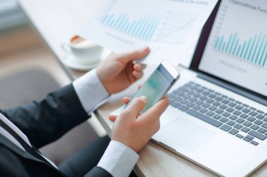 Finans ve banka kullanan closeup.business kişi internet üzerinde
