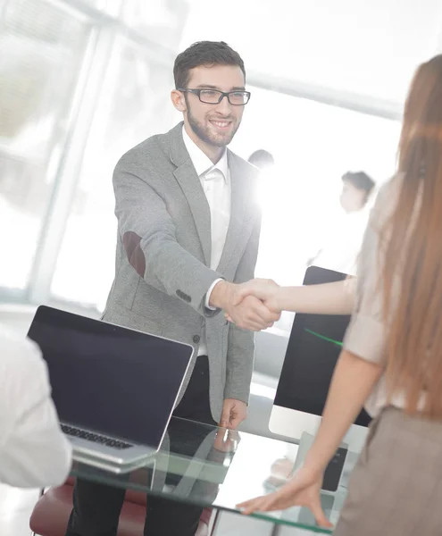 Close up. the handshake of employee and customer in a modern office — Stock Photo, Image
