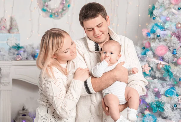 Portrét šťastné rodiny na Vánoce na pozadí vánočního stromu — Stock fotografie