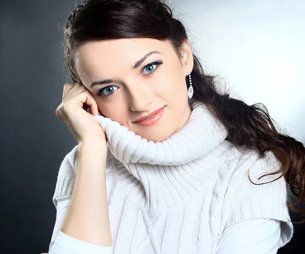 Retrato de bela jovem mulher em suéter branco — Fotografia de Stock