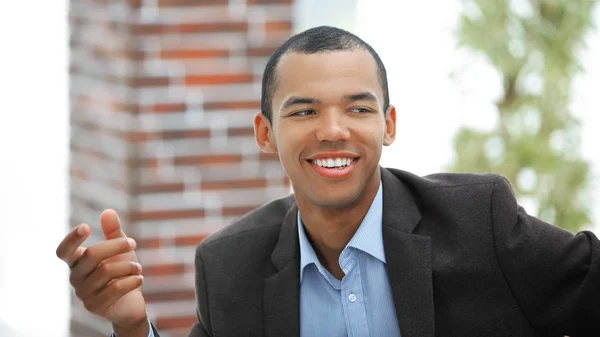 Primer plano .smiling empresario mostrando forward.photo con espacio de copia — Foto de Stock