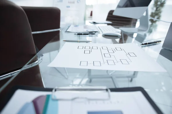 Esquema de marketing com células em branco na mesa de um empresário . — Fotografia de Stock