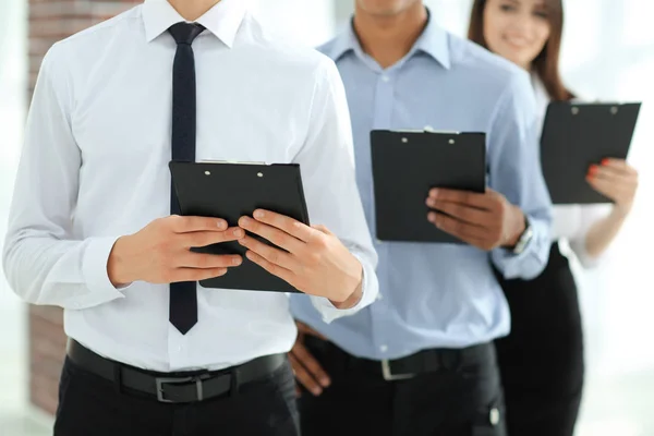 Mitglieder des Geschäftsteams halten Ordner mit Dokumenten in der Hand — Stockfoto