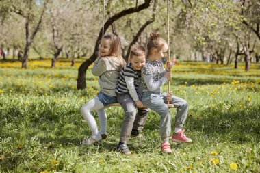 Anne onu üç çocuk yaz parkta istirahat ile