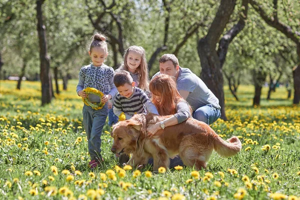 Familia feliz para dar un paseo en el parque de primavera —  Fotos de Stock