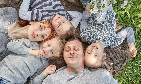 Top view.happy family relaxes on the blanket during the picnic — Stock Photo, Image