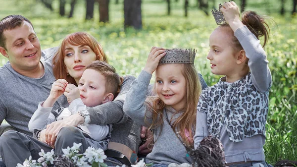 Familia feliz sentada en un claro durante un picnic —  Fotos de Stock