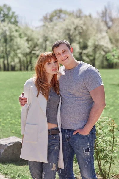 Portret van gelukkige paar op de lentetuin achtergrond — Stockfoto