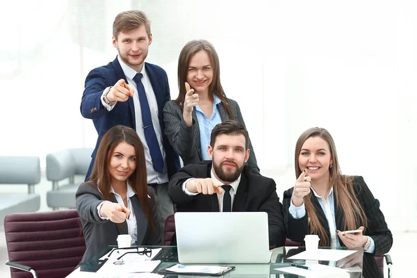Framgångsrik verksamhet team med händerna pekar framåt — Stockfoto