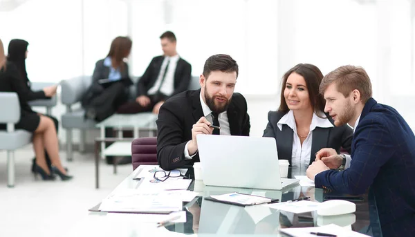 Exitoso equipo de negocios utiliza una computadora portátil para planificar su trabajo . — Foto de Stock