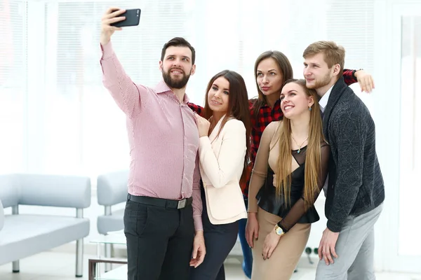 Zespół Happy business, biorąc selfie w biurze — Zdjęcie stockowe