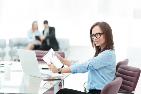 Framgångsrik affärskvinna på arbetsplatsen i office — Stockfoto