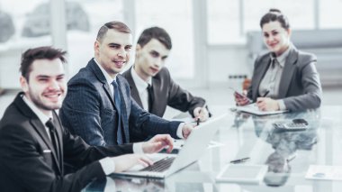 İş yerinde belgelerle çalışan bir iş adamı.