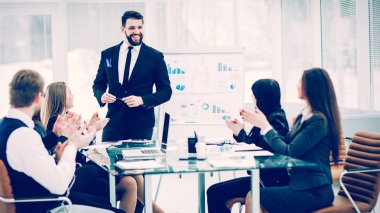  üst düzey yöneticisi şirket ve iş takım, yeni bir mali proje sunumu üzerinde bir tartışma ev sahipliği yapıyor