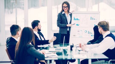  iş takım yeni bir mali proje bir sunum şirketin iş ortakları için verir.