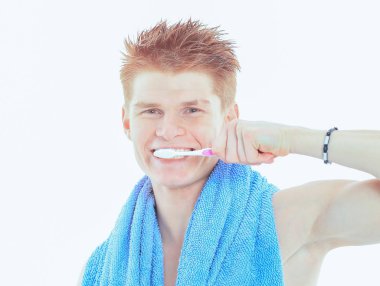 Genç adam onun metreyi fırçalama bir banyo aynada yansıması