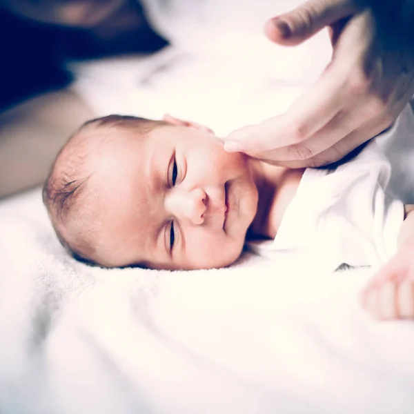 Nyugodt újszülött baba alszik, anyu mellé — Stock Fotó