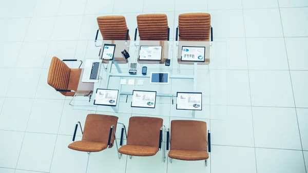 Stühle und Schreibtisch mit Dokumenten und Laptop für Verhandlungen mit Geschäftspartnern — Stockfoto