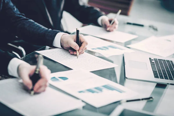 Mãos equipe de negócios que trabalha com esquemas financeiros — Fotografia de Stock