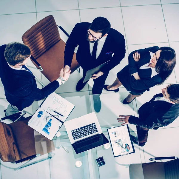 Poignée de main des partenaires commerciaux après discussion du contrat à côté d'un bureau — Photo