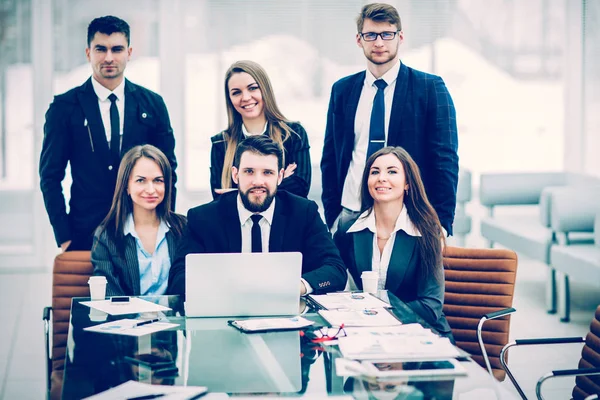 Concepto de éxito en los negocios: un equipo profesional de negocios en el lugar de trabajo en la oficina — Foto de Stock
