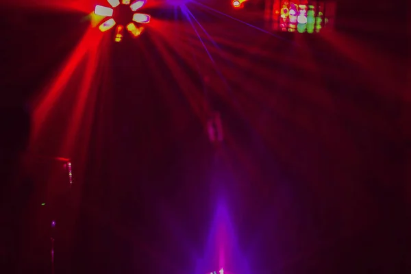 Verlichting disco met heldere stralen van zoeklicht en laser show. — Stockfoto