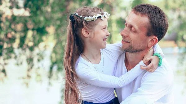 Concept of fatherhood - happy father and little daughter hugging — Stock Photo, Image
