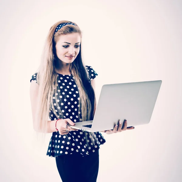 Porträtt av säker kvinnliga administratör med en öppen laptop o — Stockfoto