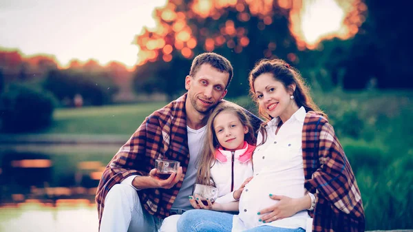 Concepto de criar hijos - una familia feliz envuelta en un blanco —  Fotos de Stock