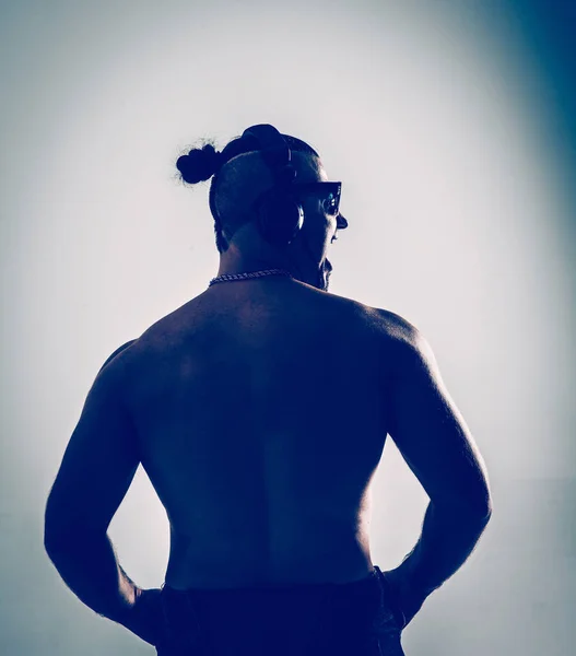 Rear view - rapper bertelanjang dada dengan headphone dan gaya hai — Stok Foto