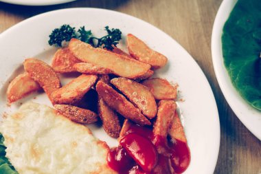 peynir garnitür ve çok lezzetli yemekler restoranda masaya tavuk