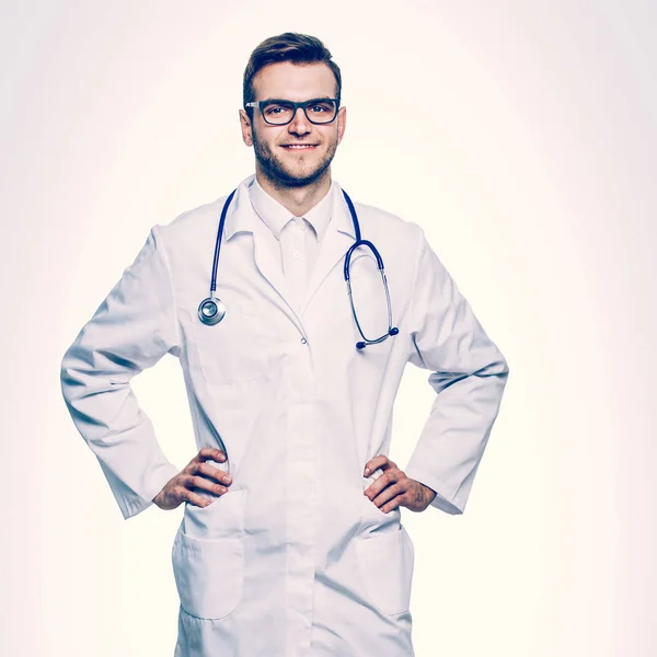 Portret - een huisarts met een stethoscoop op witte achtergrond — Stockfoto