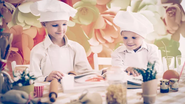 Niños pequeños felices en la forma de un chef para cocinar delicioso desayuno —  Fotos de Stock