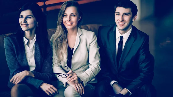 Retrato de un equipo de negocios exitoso con un fondo de oficina moderno —  Fotos de Stock