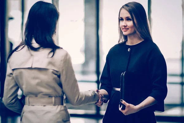 两个女企业家在现代办公室握手 — 图库照片