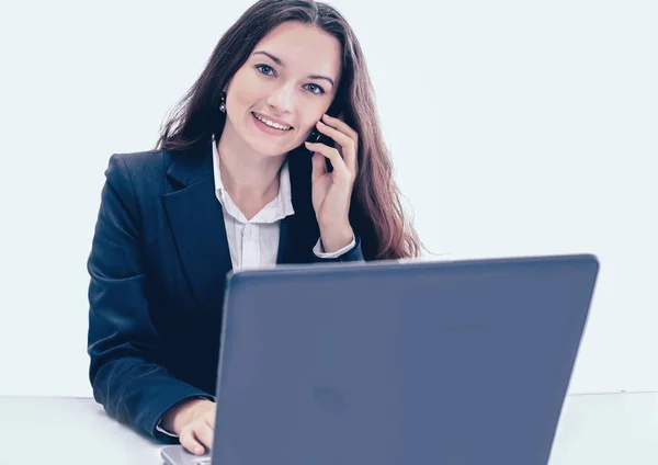 Przemyślany biznes kobieta urzędu, rozmowy przez telefon, uśmiecha się. — Zdjęcie stockowe