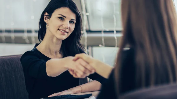 Apretón de manos de los socios comerciales en el lugar de trabajo en la oficina . — Foto de Stock